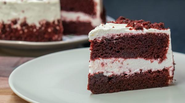 Tort Red Velvet – Rețeta perfectă pentru un desert elegant și rafinat