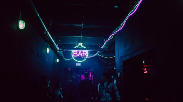 Englezoaică amendată pentru injurii rasiste aduse unui paznic român la un bar din Anglia