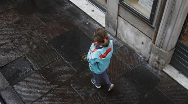 Fetiță româncă lovită grav de o mașină în Italia: Familia cere 400.000 de euro despăgubire