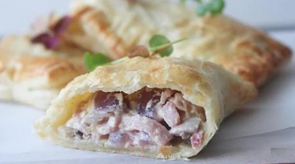 Rețetă de foietaje cu șuncă, ciuperci și smântână - Gustarea perfectă pentru orice ocazie