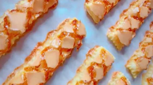 Foietajele glazurate și cremă de caise - un desert delicios din Italia