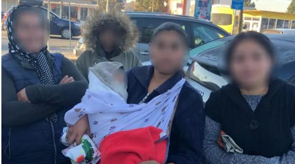 Bebeluș de nici o lună, folosit de mama sa la cerșit, la minus 5 grade Celsius