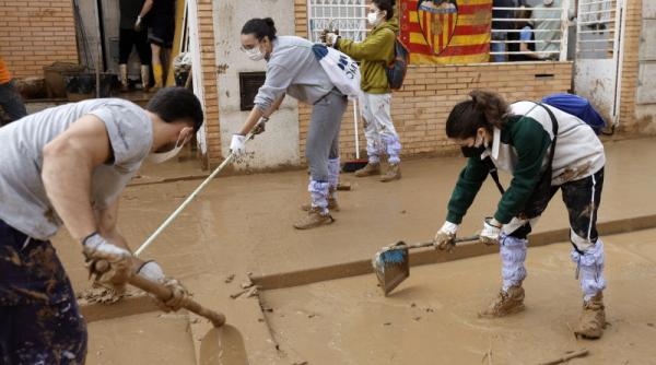 Mii de elevi din regiunea Valencia au revenit la şcoală, la două săptămâni după inundaţiile devastatoare