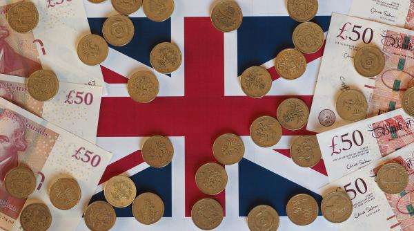 Vești bune pentru românii din Marea Britanie. Cresc salariile din aprilie 2025