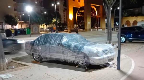 Spaniolii au început să-și înfolieze mașinile și să le lege de stâlpi de teama inundațiilor. Cod roșu de alertă