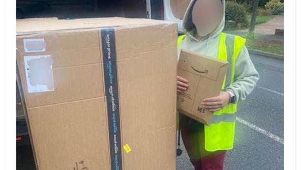Tânăr curier, concediat pentru că nu a reușit să livreze 150 de pachete în șase ore 