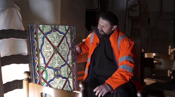 Un preot din Franța restaurează o biserică veche de 250 de ani pentru românii din diaspora.  „Oamenii conduc și câte 180 de km până aici”