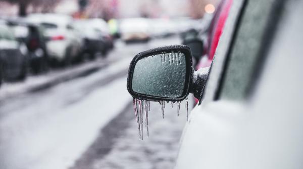 În Germania e interzis să stai pe loc, cu motorul pornit, să încălzești mașina. Amenda: 80 de euro