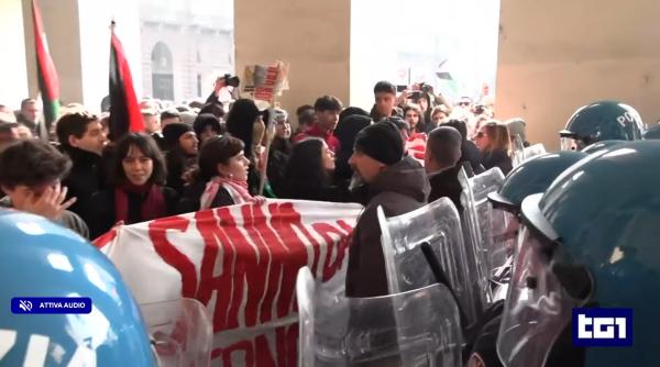 Protestele din Italia au escaladat și s-au transformat în ciocniri cu forțele de ordine. 15 polițiști din Torino, de urgență la spital