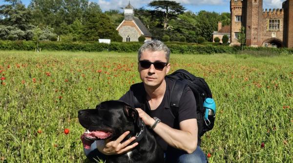 Un român a ironizat sistemul medical din Anglia: „Ai mai multe șanse să te lovească un meteorit decât să rezolvi ceva rapid într-un spital din UK”