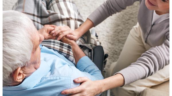 Un afacerist italian a lăsat moștenire 320 000 euro badantei care l-a îngrijit. Fiul magnatului "a confiscat" însă toți banii