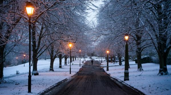 Trenuri anulate și școli închise în UK din cauza ninsorii. Trei avertizări meteorologice pentru zăpadă și gheață