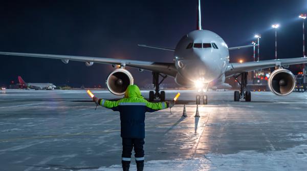 Ninsoarea a dat peste cap zborurile de pe Aeroportul din Iași. Românii au avut parte de întârzieri masive către Italia, Germania și Anglia