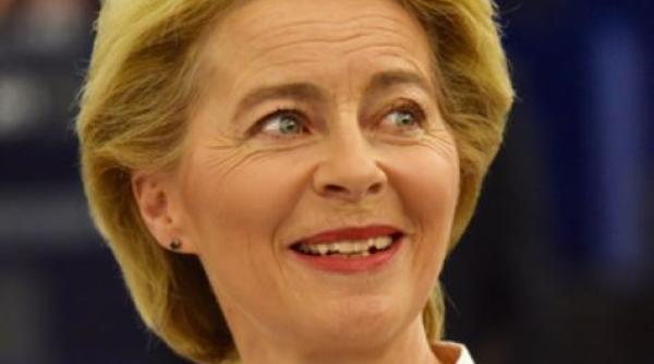 Ursula von der Leyen, erou la bordul unui avion: a salvat un pasager căruia i s-a făcut rău în timpul zborului