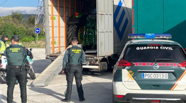 Banda "agricultorilor români" a dat lovitura și în Spania. Tractoare de 300.000 de euro găsite în camionul unui român