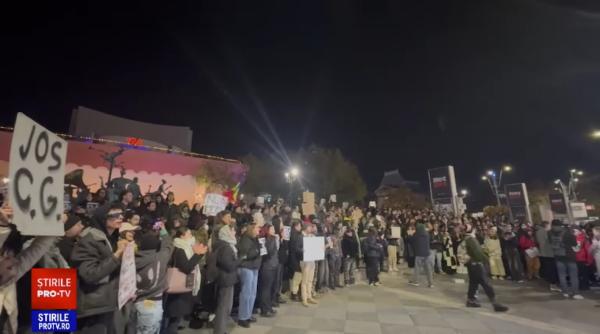 Protest în stradă împotriva lui Călin Georgescu, în fața Teatrului Național din București 