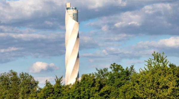 Un turn misterios fără ferestre din Germania a devenit atracția turistică numărul 1 peste noapte