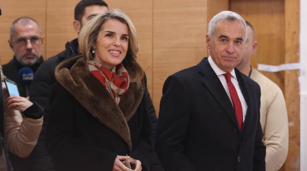 Călin Georgescu și soția sa au votat la Mogoșoaia „pentru binele României”. Ținuta Cristelei a atras privirile tuturor