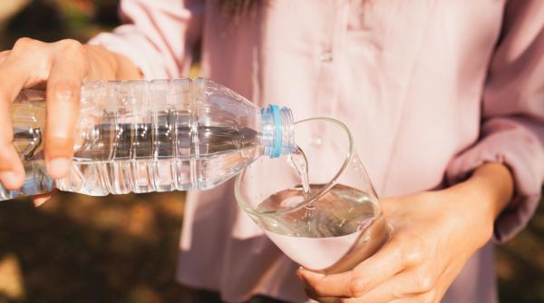 Alertă în Austria. Apă minerală vândută în supermarketuri, plină de pesticide