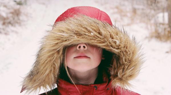 O bunică și-a încurcat nepotul din cauza hainelor groase. A rămas stană de piatră când și-a dat seama că a luat alt copil de la școală!