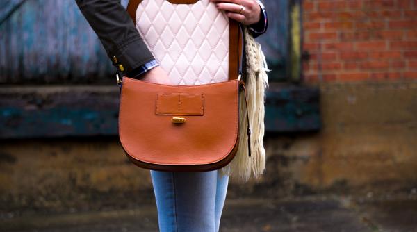 Gest uimitor într-un supermarket din Roma: Un străin anonim a returnat o geantă plină de bani uitată într-un cărucior de cumpărături