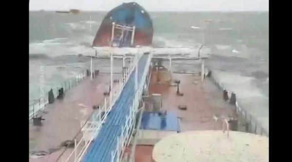Poluare masivă pe coasta rusă a Mării Negre. Două petroliere au naufragiat
