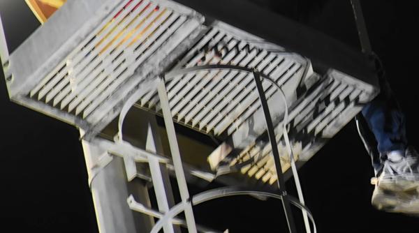 Protest pentru anularea alegerilor din România în Italia: Un român s-a urcat pe un stâlp Enel și a amenințat că se aruncă în gol!