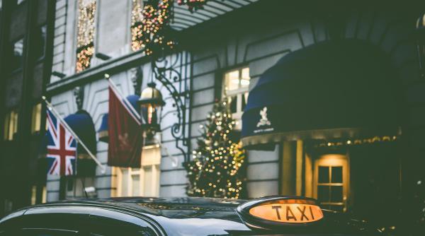 Gest emoționant de sărbători: Taximetriștii din Londra au plimbat gratis copiii bolnavi de la un spital pentru a vedea luminițele de Crăciun