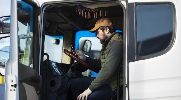 Omenie la superlativ: Șoferii români blocați de Crăciun în parcările din Europa, invitați la masă de conaționalii aflați în zonă