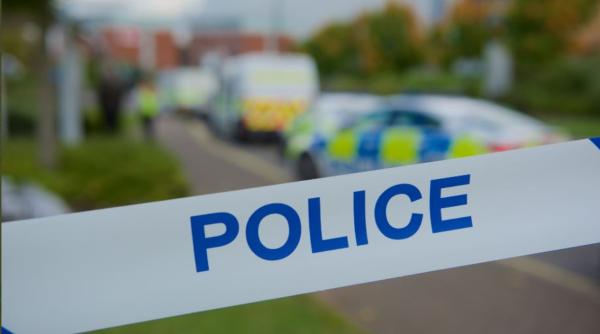 Bărbat arestat pentru tentativă de omor la Londra după ce a intrat cu mașina într-un grup de persoane