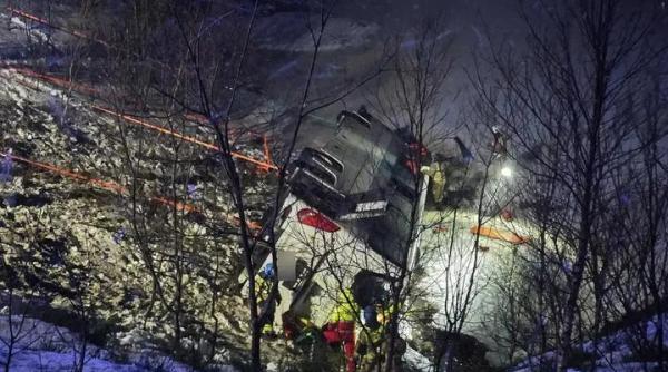 Accident grav în Norvegia: Trei persoane s-au stins din viață, după ce un autobuz cu 58 de pasageri din opt țări a căzut într-un lac