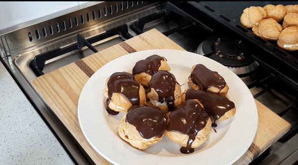 Mini eclere delicioase, gata în câțiva pași simpli! 