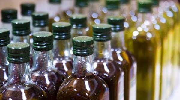 O firmă din Italia a vândut tone de ulei de măsline fals. Conținea "ulei lampant" și pe etichetă scria "extravirgin bio"