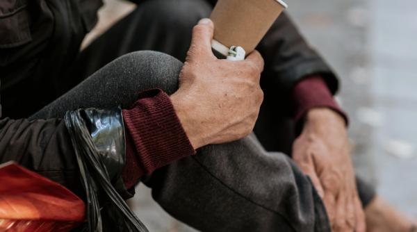 Un cerșetor a înapoiat telefonul unui imigrant care îl pierduse: "Sunt sărac, dar nu era al meu"