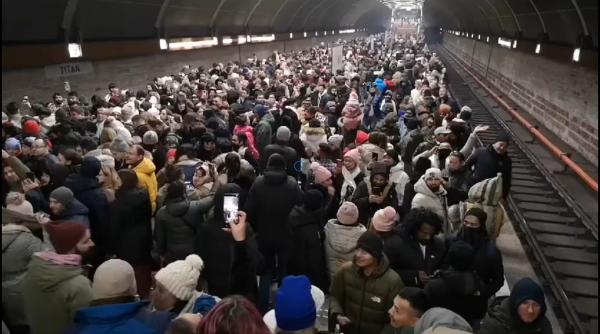 Mii de nepalezi s-au adunat de Revelion în stațiile de metrou din București. Imagini ireale. Video