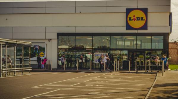 Româncă atacată de soțul ei în fața unui Lidl din Italia. Oamenii au început să arunce cu pietre în bărbat pentru a o salva