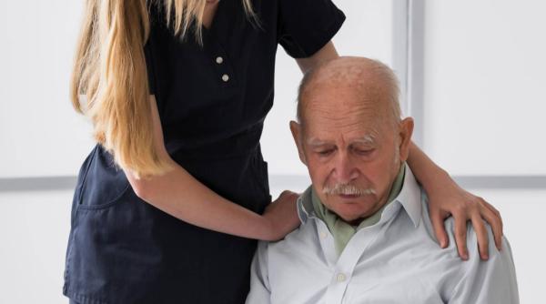 O româncă din Italia a fost condamnată la 3 ani de închisoare după ce a încercat să fure toată averea unui milionar