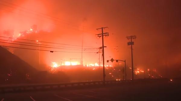 Stare de urgență în California: incendiu devastator. 30.000 de persoane evacuate