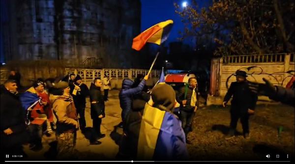 Protestatarii lui Călin Georgescu au lovit o echipă de jurnaliști, duminică seară. Echipa s-a baricadat în mașină de frică 