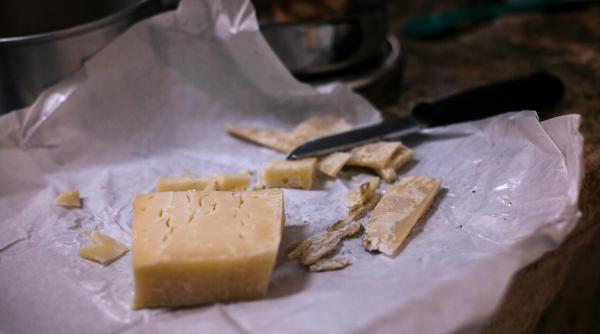 Alertă în Italia. Un băiețel de nouă ani a murit după ce a mâncat brânză. Intregul lot retras de pe piață