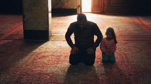 O familie de români din Siria cere disperată ajutor: „Cineva să ne ajute și pe noi. Eu plâng pentru copiii mei”