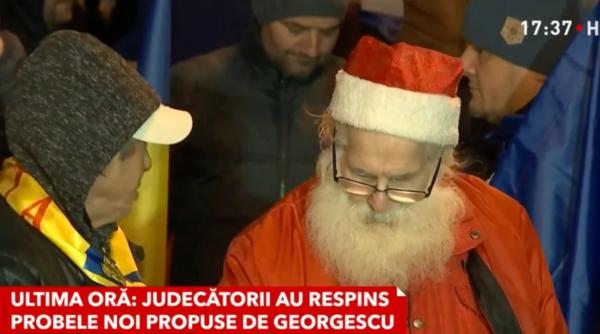 „Moș Crăciun” îl susține pe Călin Georgescu. Imagini inedite de la protest