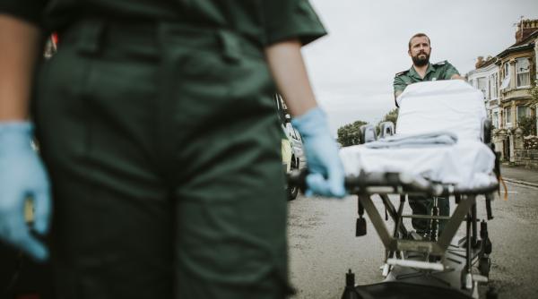 Român găsit fără viață pe o stradă din Italia. Trecătorii au chemat ambulanța