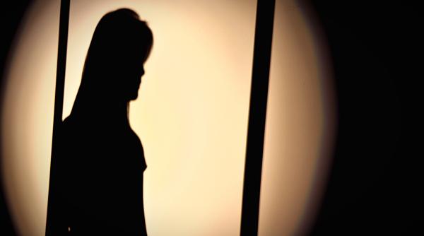 O tânără a trăit până la 17 ani doar în interiorul unei fabrici din Brescia. "Fata fantomă" nu a fost o zi la școală și nu a văzut-o niciodată un medic