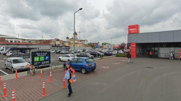 Supermarketurile din România s-au umplut de mașini cu numere de Ungaria