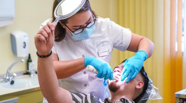Dentiștii din România s-au înțeles toți să mărească prețurile și să nu mai acorde reduceri pacienților. Consiliul Concurenței a început investigația 