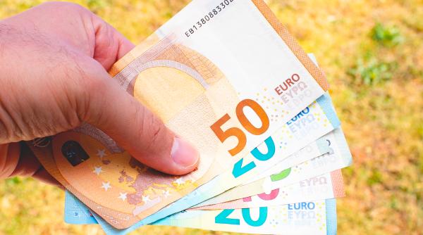 Câți bani poți dărui unui membru al familiei fără să plătești impozit. Mitul celor 3.000 de euro