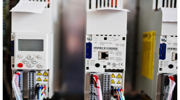 Noul contor electric îi citea de 10 ori mai mult decât consuma. Un pensionar a ajuns la culmea disperării din cauza firmei de energie 