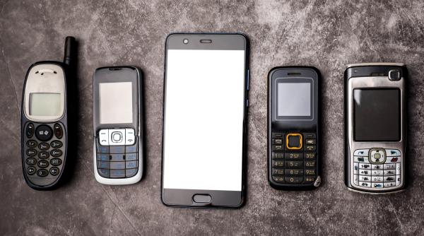 Dacă ai aceste telefoane vechi prin casă poți ajunge bogat. Primul model de iPhone 1 se vinde cu zeci de mii de euro