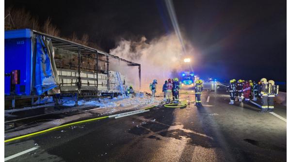 Camionul unui român a luat foc pe autostradă în Austria. Traficul spre Ungaria, blocat timp de mai multe ore 